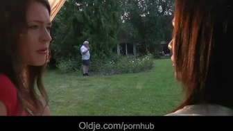 Den gamla trädgårdsmästarfarbrorn och två tonåringar