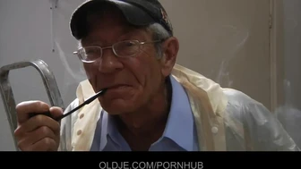 Détachement - un vieil homme ridé baise un adolescent dans le cul