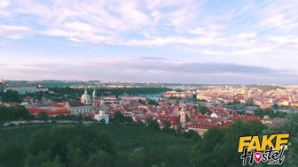 Fake Hostel - sommersprossiges kleines blondes Küken gefickt