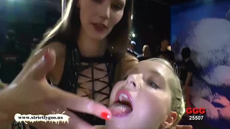 Duitse Goo Girls - zeer verlegen blond meisje