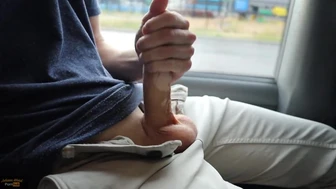 Chłopiec amator grający w hokeja w autobusie