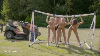 ULTRAFILITÀ Anabelle, Gina Gerson e Katy Rose sul campo di calcio
