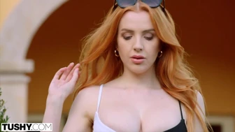 TUSHY - Scarlett Jones ber om smisk