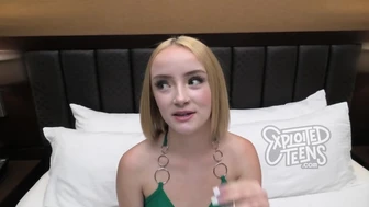 Petit senior de 18 ans avec un gros cul fait son premier porno