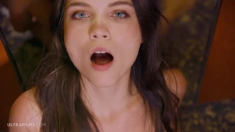 ULTRAFILMS Alleen haar schoenen blijven op deze bom