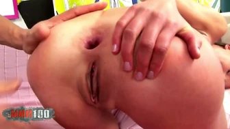 Rambut coklat indah Natalie Gold menikmati seks dengan penis hitam besar di pantat ketatnya