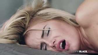 Vojak Black - Aisha Anjel roztomilé blondínka