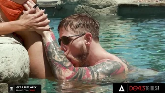 Hot- breasted trans Brittney Kade s tváří pokrytou dřevem po anální