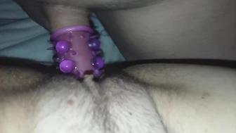 Котенцето се чука с белезниците