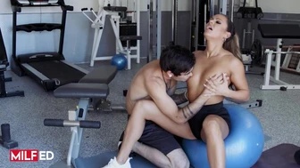 Milfed - Aila Donovan ne voulait pas seulement s'entraîner
