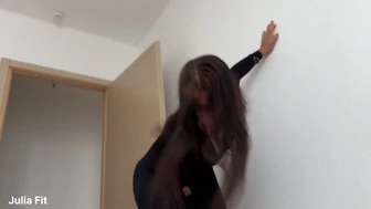 Análne kroniky Julia Fitovej chlpatej kundičky v roztrhaných nohaviciach