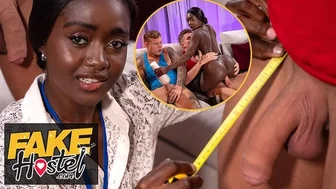 De fresco-geile zwarte griet kijkt naar twee grote, harde lullen in een triootje