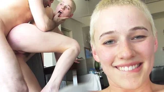 Riley Nixon é a puta de cabelo curto