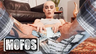 Mofos - Paris Amour το νεαρό φαλακρό κορίτσι