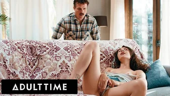 Liz Jordan pega o estranho se masturbando, e ela se sopra forte!