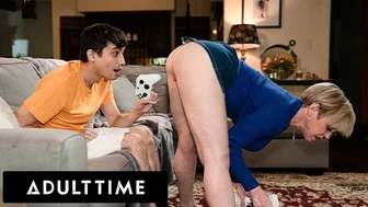 Erwachsene Zeit - milf dee williams mit riesigen natürlichen Brüsten ficken mit der pulsierenden Kontrolle der Stepons während er spielt!