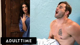 สาวสยามอังกฤษ ริตชี่จับแขกของเขา ทําลายคุณที่ลานนวด!