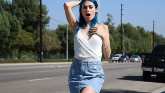 Berhubungan seks dengan adik tiriku bagus, tapi lebih baik di depan umum