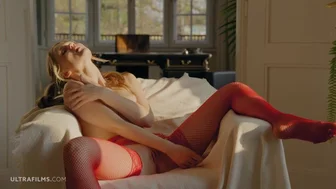 Mooi meisje spelen Diana Heaven met haar poesje in deze video