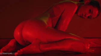 Amazing Girl Sybil näitab suurepärast keha ja masturbeerib