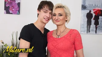 Slenderis, blondinė MILF desperatiškai trokšta didelio pimpalo - tiek savo putytės, tiek savo burnos