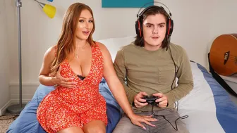 Storbröstad styvmor Skylar Snow med sin tighta, slampiga fitta lugnar ner den arga gamern