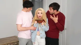 Are fundul strâmt umplut cu cozi groase de doi fraţi vitregi cu un trio anal dur