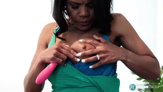 雷文·燕子为小鸡鸡准备了她的阴道