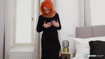 Abuela roja La polla falsa de Lavra Red está en llamas