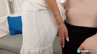 Dögös milf Lexi Stone vadul meglovagol egy fiatal srácot