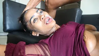 La Sra. Tanzanian se va a follar al agente en el casting duro