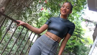 Stronza nera con un grosso cazzo bianco per succhiare e scopare