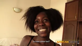 Um bombista negro magro mostra suas habilidades