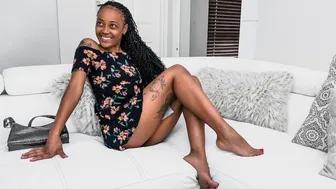 Forró ebony tini amatőr baszik fehér ügynökkel modellmunkért