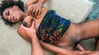 Afrikaanse casting: mooie amateur zwart meisje gepraat in het neuken van de baas