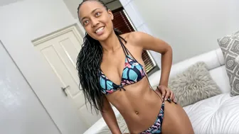 Ganska 18-årig svart bikini flicka klädd och knullad på ett hus audition