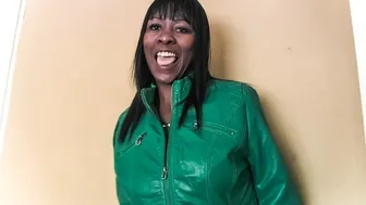 Mustmilf vale tööintervjuuga valge riistaga on perses ja näoga üles