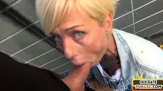 Tattoed milf ist da draußen wild im Wald