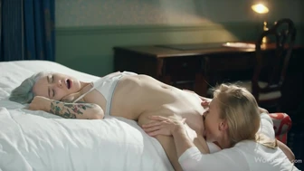 Meninas adolescentes cobiçam os corpos uns dos outros