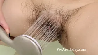 Solena Sol verwent zichzelf in een sexy bad