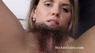 Sweet Regina kails palutināt viņas matains pussy