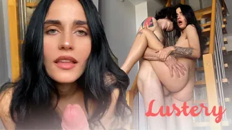 Mooi amateur meisje zuigt en neukt de grote man op de trap