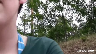 Are o coadă legată de un copac