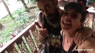 Dia menyerahkan diri sebagai pria besar di hutan