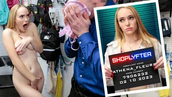 Blonde Bomber Athena Fleurs suger Mike Mancinis däck hårt