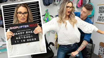 Mandy Rhea tertangkap mencuri, dan Billy Boston menidurinya di belakang