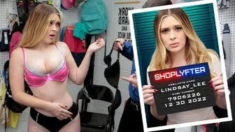 Hot tiener met grote tieten, Lindsay Lee krijgt een verrassing smaak in de achterkant van een winkel