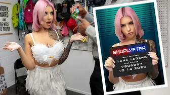 Szexi tini lebukik cukorkalopáson halloween jelmezben a boltban