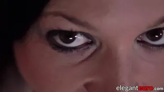 小家有大乳房的女孩 嘴里用个黑老二来干