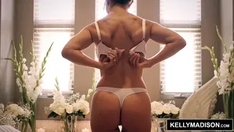 रॉबर्टा जेमा ने रयान मैडिसन की छाती में एक lush milf डाली।